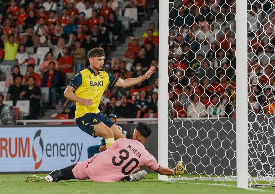 M. Reza, kiper Liga Indonesia All-Star kebobolan pada laga melawan Oxford United di Stadion Utama Gelora Bung Karno (SUGBK) Minggu (6/7).