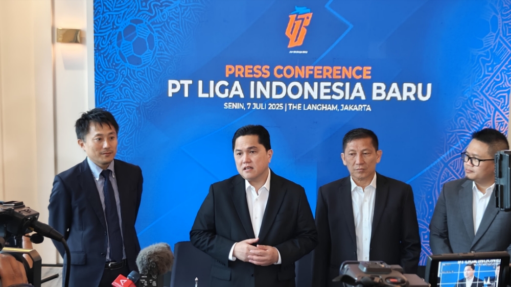 Takeyuki Oya (kiri) menemani Erick Thohir dan jajaran direksi PT LIB usai RUPS pada Senin (7/7). (Dok. PT LIB)