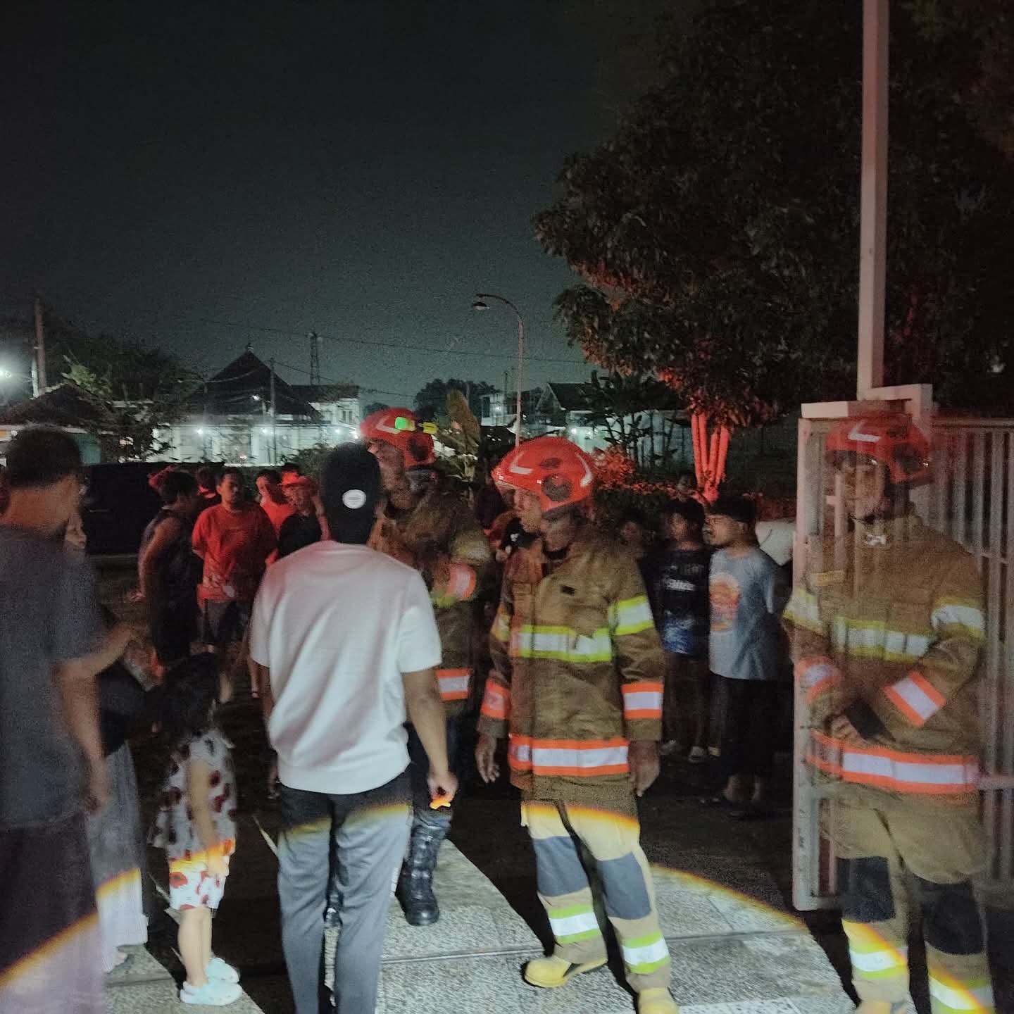TERBAKAR: Rumah warga Perumahan Griya Permata Tlaseh, Desa Sumbertlaseh, Kecamatan Dander, terbakar pada Minggu (6/7) malam. (ISTIMEWA/RADAR BOJONEGORO)
