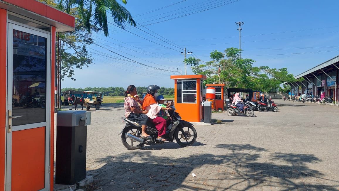 PARKIR ELEKTRONIK: Pemkab Blora mulai menerapkan parkir elektronik di Pasar Rakyat Sido Makmur kemarin (8/7).
