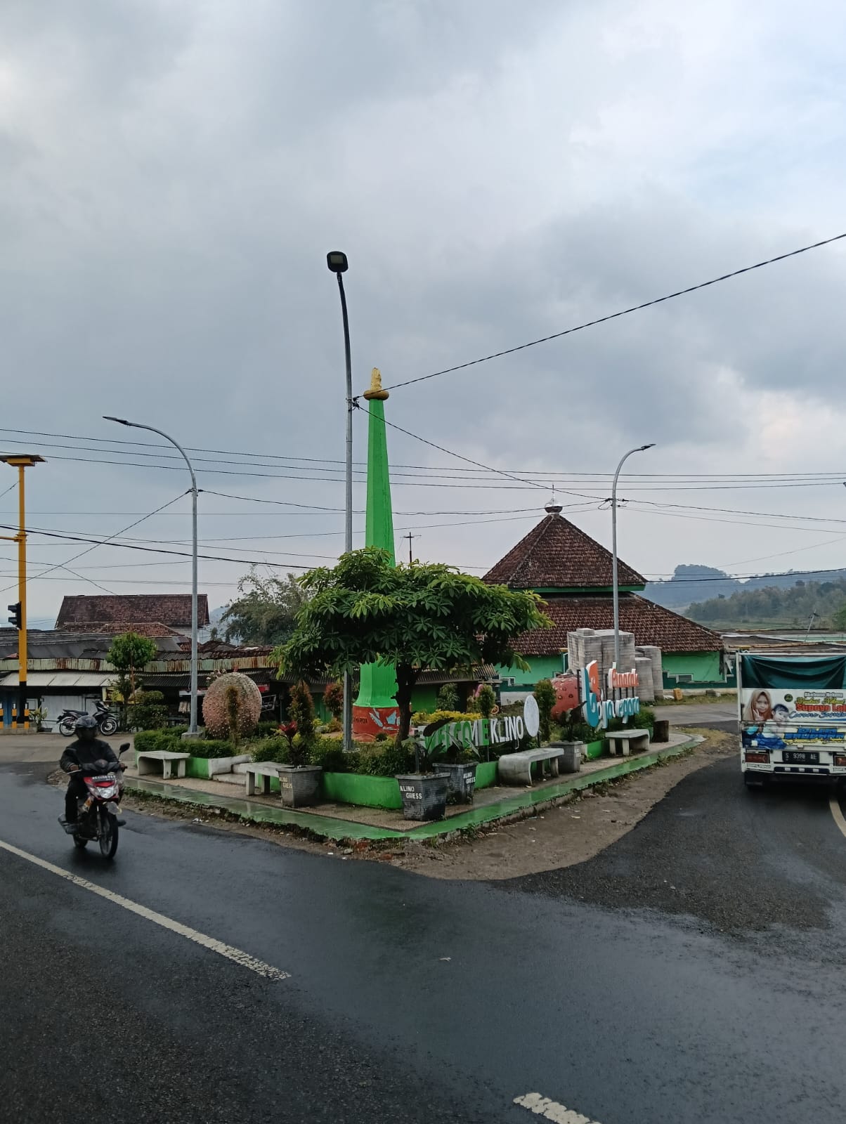 TUGU KLINO: Tugu di Desa Klino, Kecamatan Sekar ini menjadi ikon desa setempat, penanda desa pernah juara dua tingkat provisi. (MUHAMMAD SUAEB/RADAR BOJONEGORO)