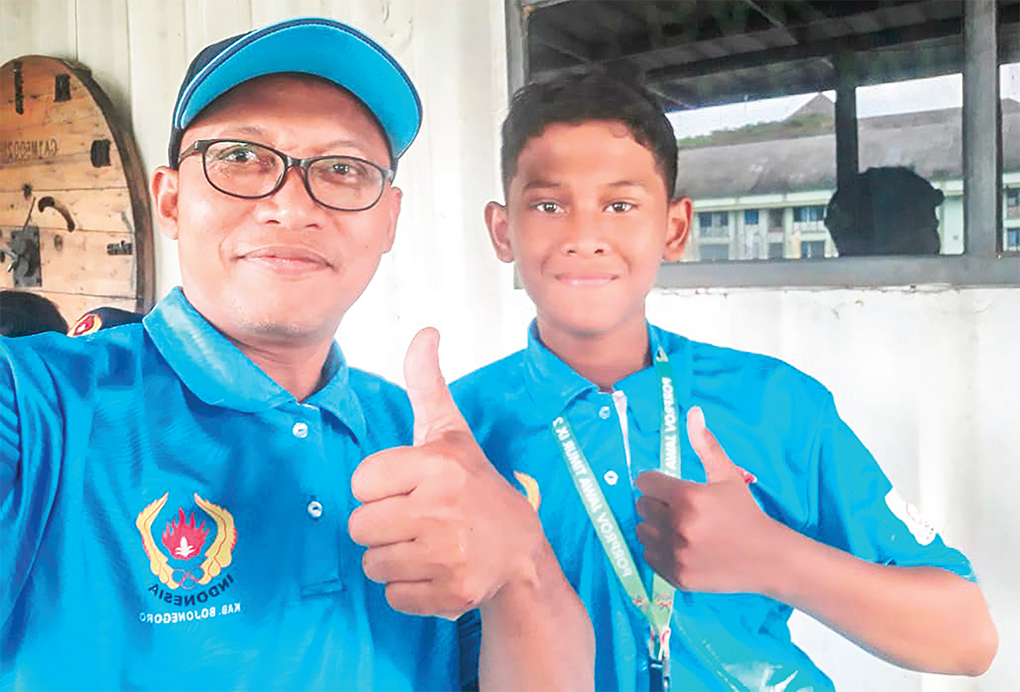 HARUMKAN BOJONEGORO: Slamet Raharjo Heri Nugroho, pelatih Perbakin Bojonegoro berhasil mengantarkan anak didiknya meraih emas dalam Porprov 2025. (ISTIMEWA/RADAR BOJONEGORO)