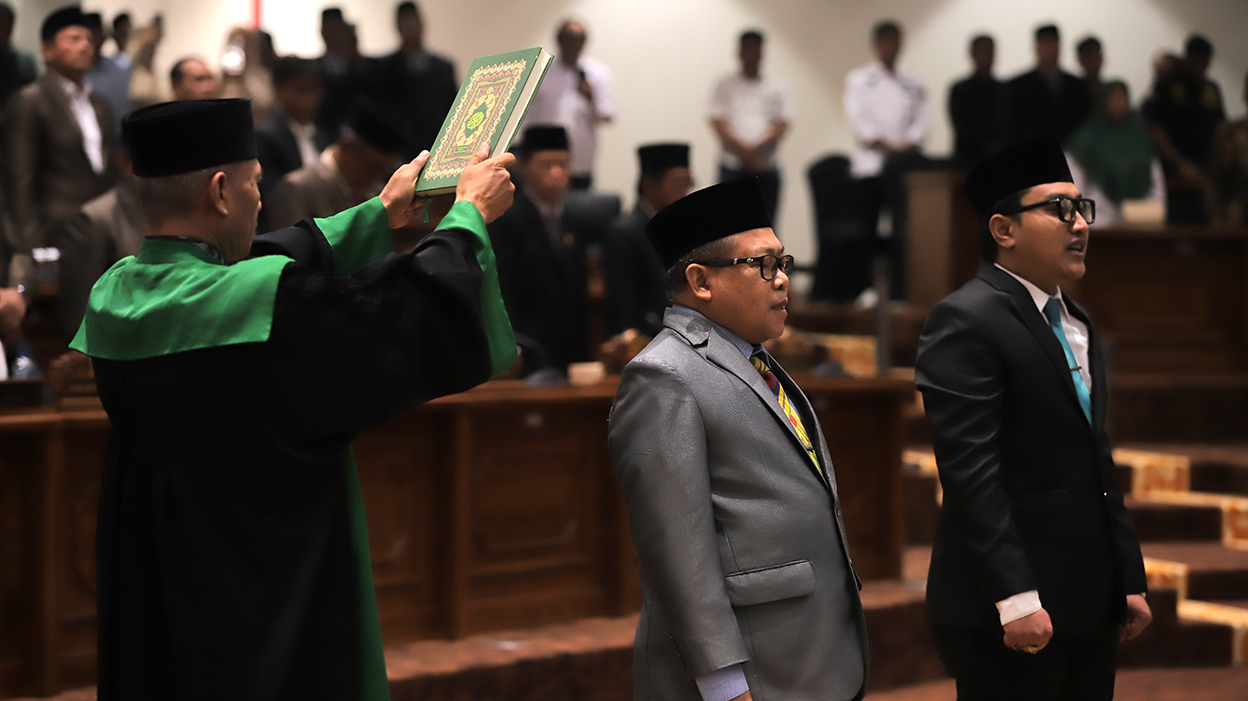 Nafik Sahal (tengah) dan Agus Dita (kanan) saat pengambilan sumpah jabatan di Gedung Paripurna DPRD Bojonegoro Rabu siang (9/7). (YUAN EDO/RADAR BOJONEGORO)