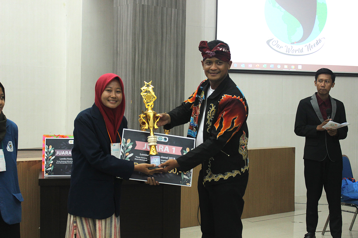 BERPRESTASI: Dewi Putriarti saat menerima piagam dan medali juara 1 lomba esai tingkat nasional. (ISTIMEWA/RADAR BOJONEGORO)