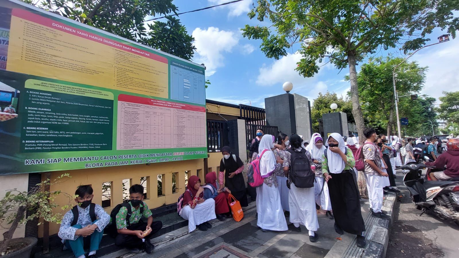 SISWA SMP: Puluhan siswa-siswi SMP Negeri 1 Blora hendak pulang sekolah dan tampak sedang menunggu jemputan.
