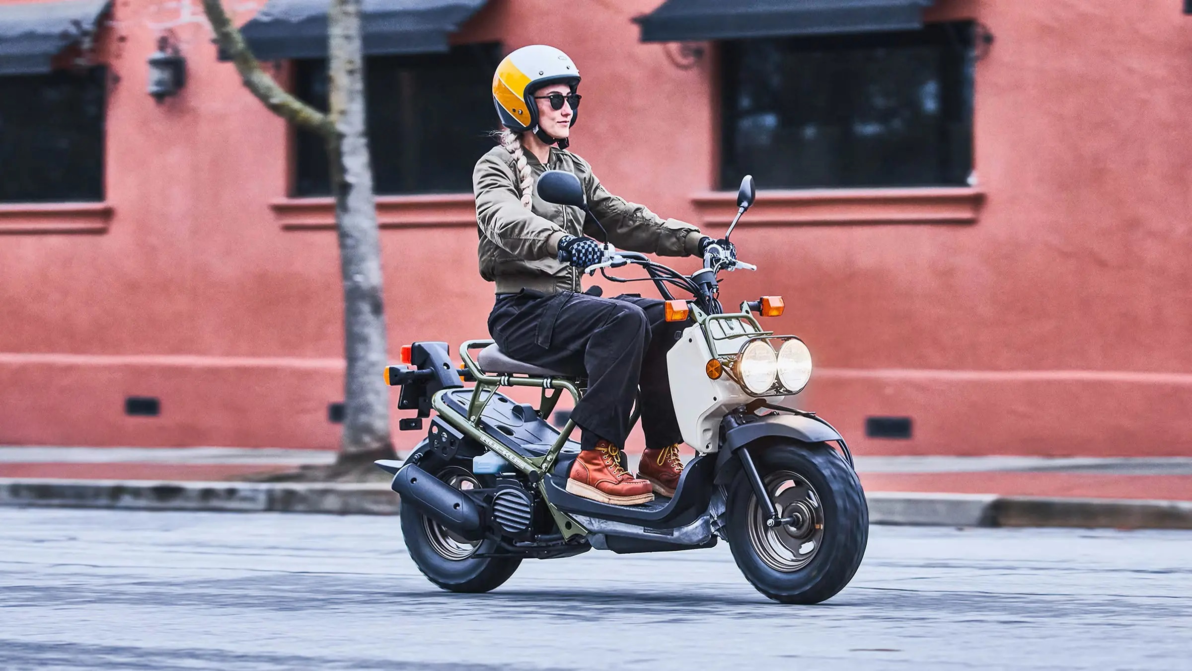 Ilustrasi sepeda motor matic.