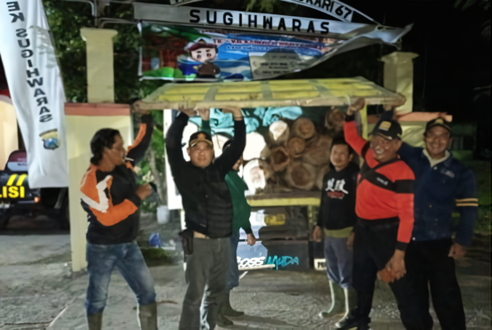 BARANG BUKTI: Petugas perhutani menunjukkan kayu jati diduga hasil pencurian di hutan. (ISTIMEWA/RADAR BOJONEGORO)