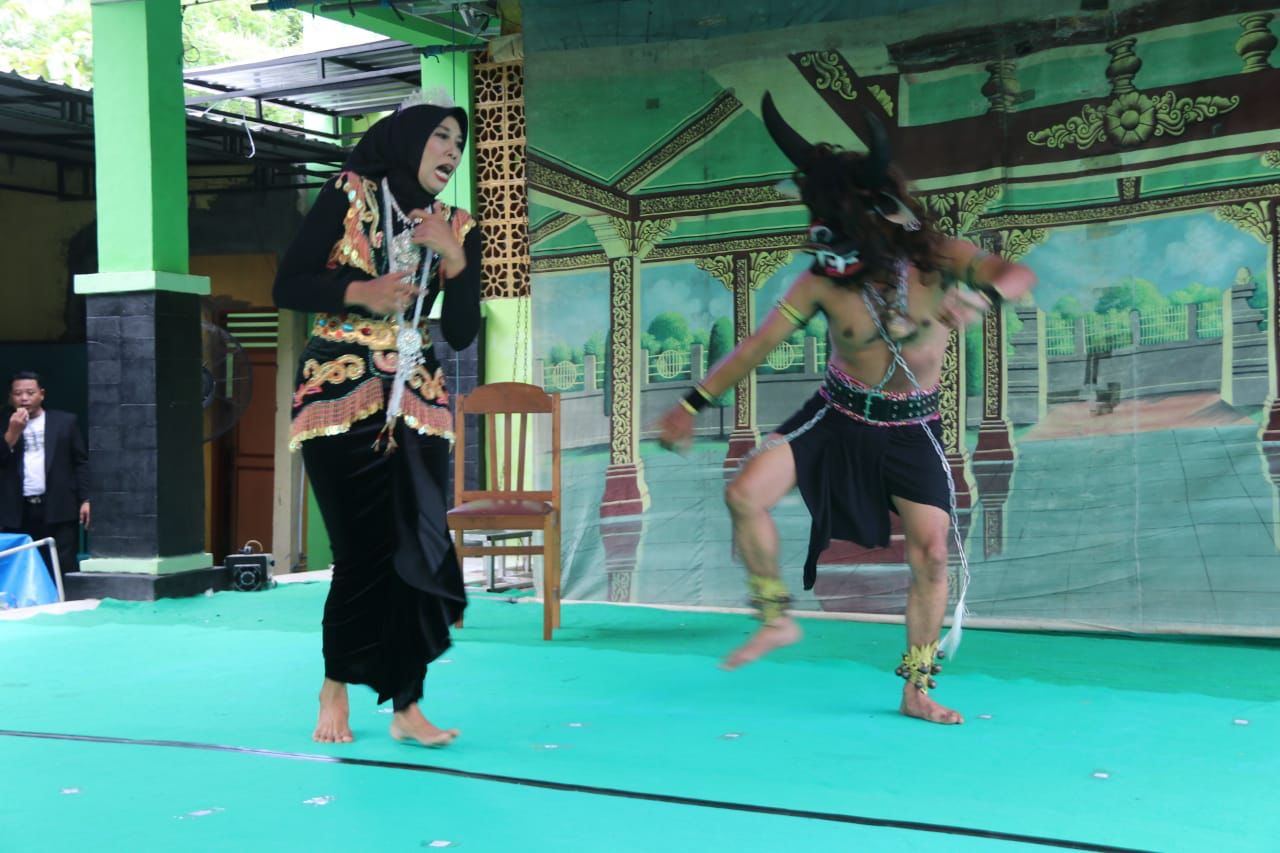 KETOPRAK: Para guru di Kecamatan Jati menggelar pagelaran seni ketoprak lakon Kebo Mercuet Gugur di aula kantor Korwil Bidik Kecamatan Jati, Blora pada Desember 2024 lalu.