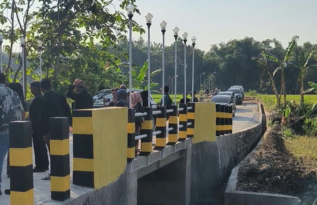 INFRASTRUKTUR: Jembatan penghubung di Desa Talokwohmojo, Kecamatan Ngawen yang rusak diterjang banjir pada Mei lalu, kini telah rampung dibangun dan diresmikan.