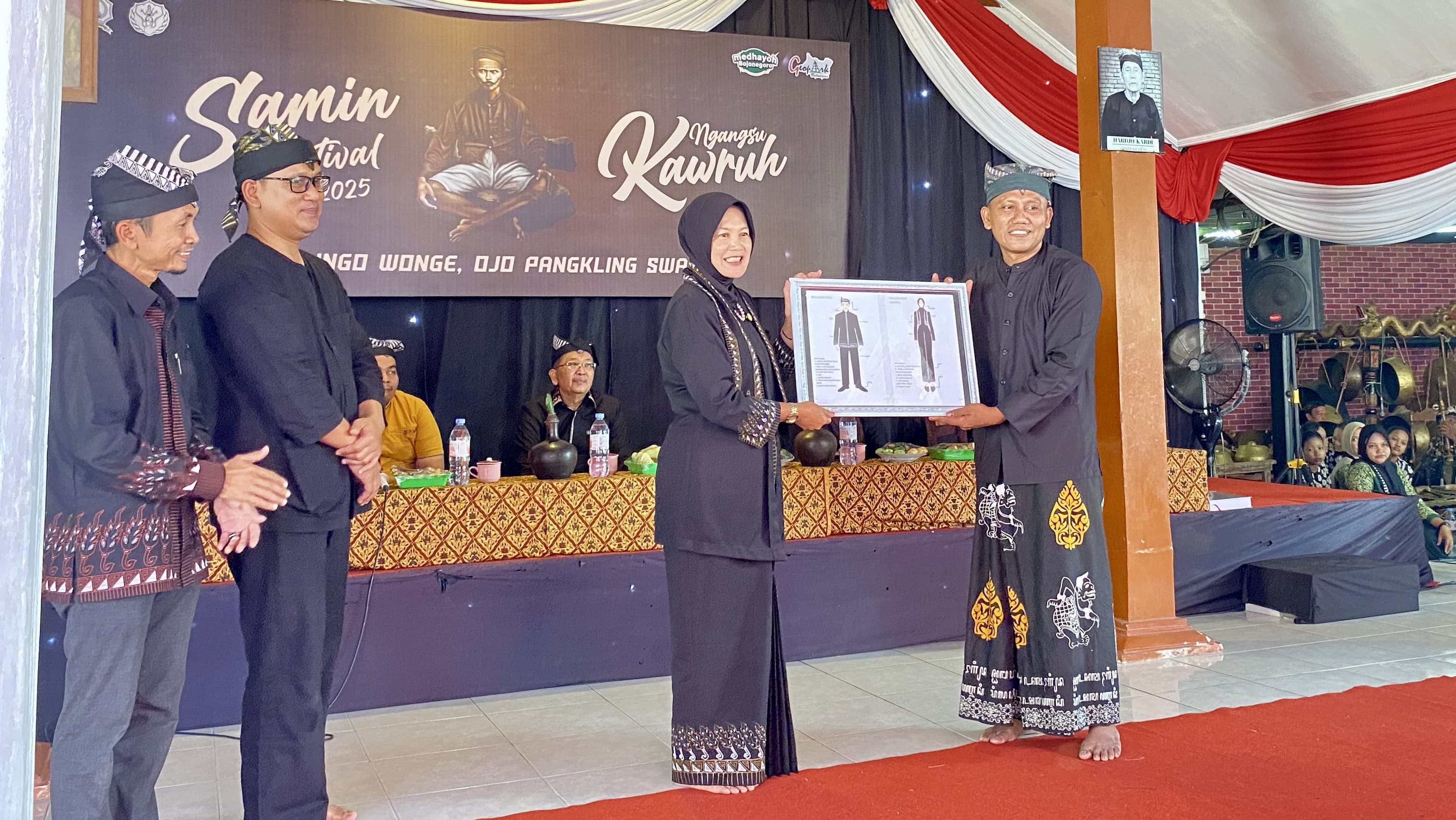 OBOR SEWU: Wabup Nurul Azizah mengenakan batik motif obor sewu. (YANA DWI KURNIYA WATI/RADAR BOJONEGORO)