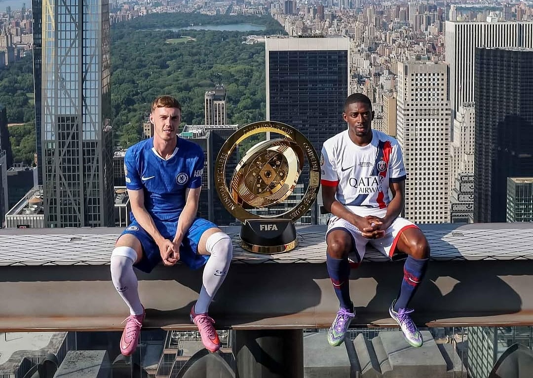 Cole Palmer dan Ousmane Dembele pose bersama trofi Fifa Club World Cup 2025.