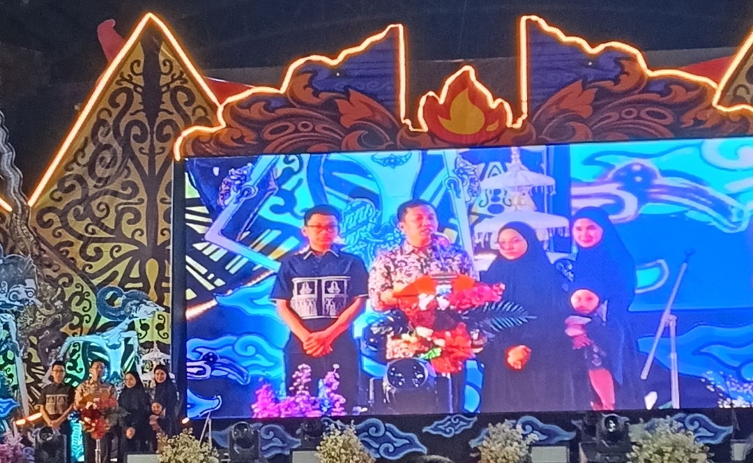 BERKENALAN: Kapokres Bojonegoro AKBP Afrian Setya Permadi berkenalan didampingi istri dan anaknya.