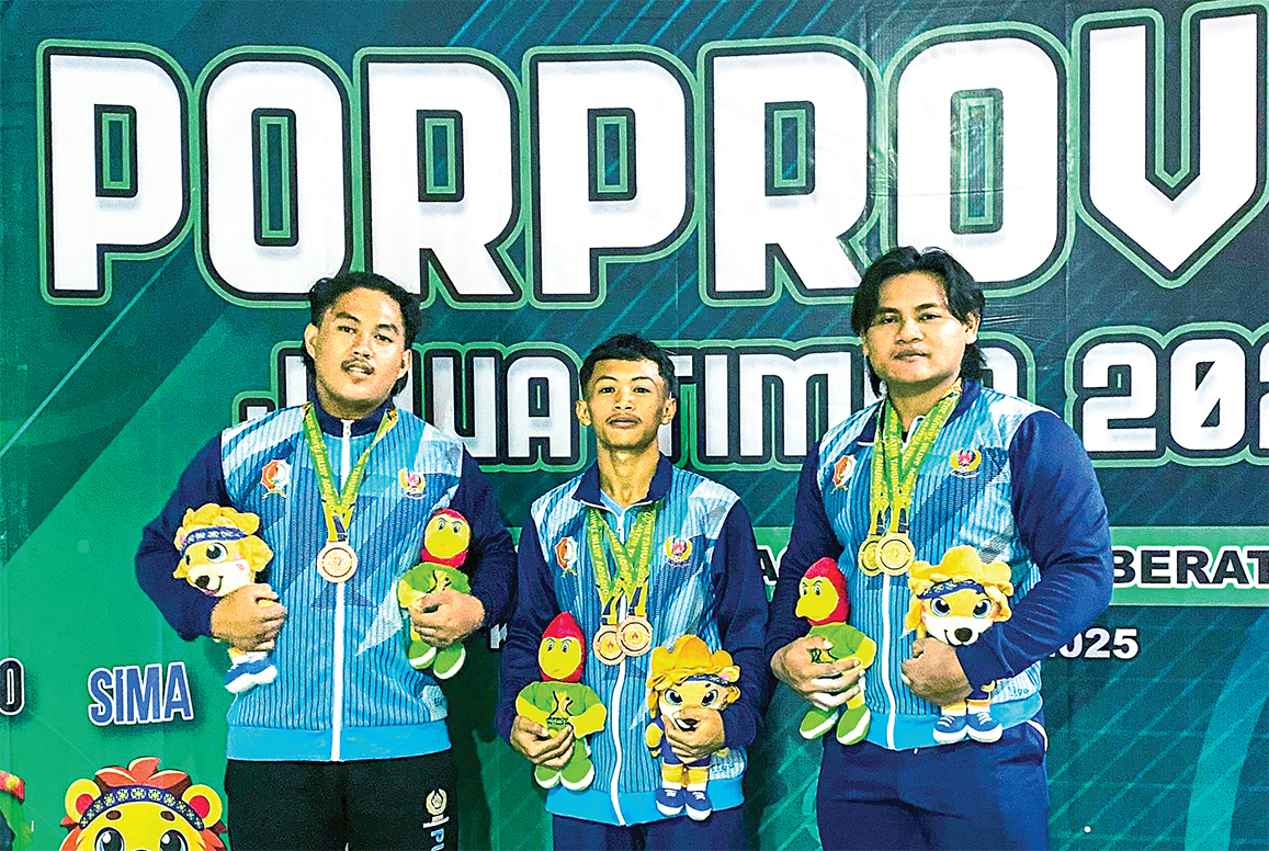 SUMBANG DUA EMAS: Atletik angkat berat Ahmad Sugianto (paling kanan) berhasil meraih dua emas Porprov Jatim 2025. (ISTIMEWA/RADAR BOJONEGORO)