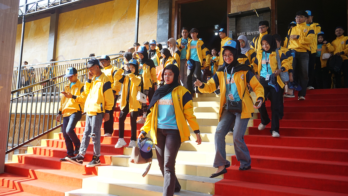 Mahasiswa Universitas Bojonegoro (Unigoro) berduyun-duyun keluar dari Hall Suyitno sebelum berangkat ke tempat KKN TK masing-masing. (YUAN EDO/RADAR BOJONEGORO)
