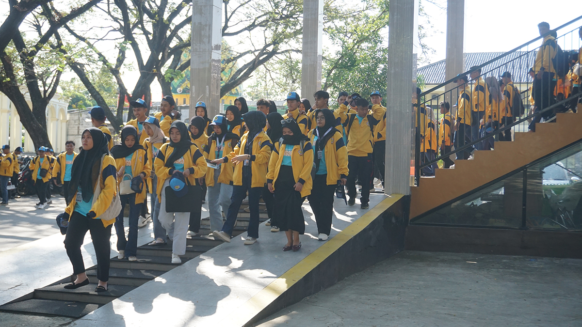 Mahasiswa Universitas Bojonegoro (Unigoro) berduyun-duyun keluar dari Hall Suyitno sebelum berangkat ke tempat KKN TK masing-masing. (YUAN EDO/RADAR BOJONEGORO)