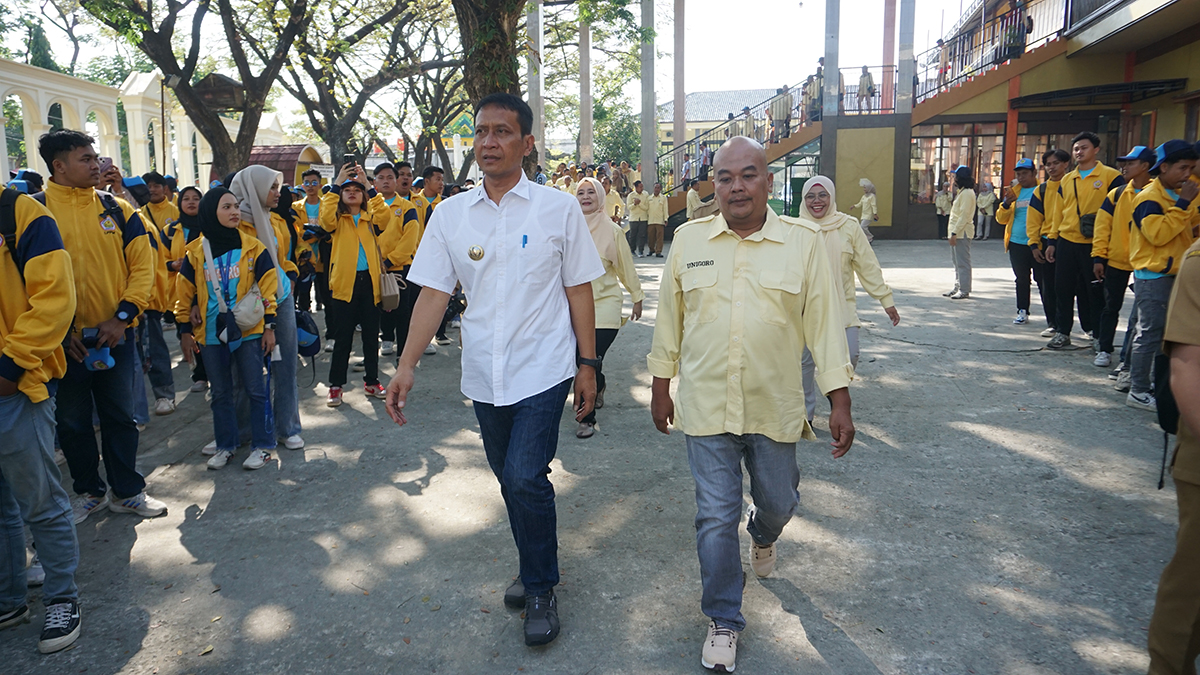 Bupati Bojonegoro Setyo Wahono (kiri) bersama Ketua Yayasan Suyitno Bojonegoro Arief Januwarso (kanan) sebelum melepas mahasiswa KKN TK Unigoro 2025 Senin pagi (14/7). (YUAN EDO/RADAR BOJONEGORO)