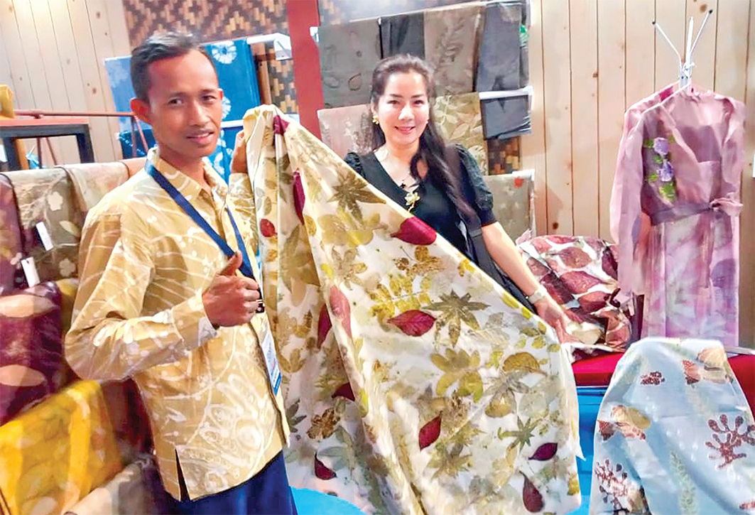 BANGGA: M. Kholiq pamerkan karya-karya batik eco print di Bojonegoro Wastra Batik Festival 2025. (ISTIMEWA/RADAR BOJONEGORO)