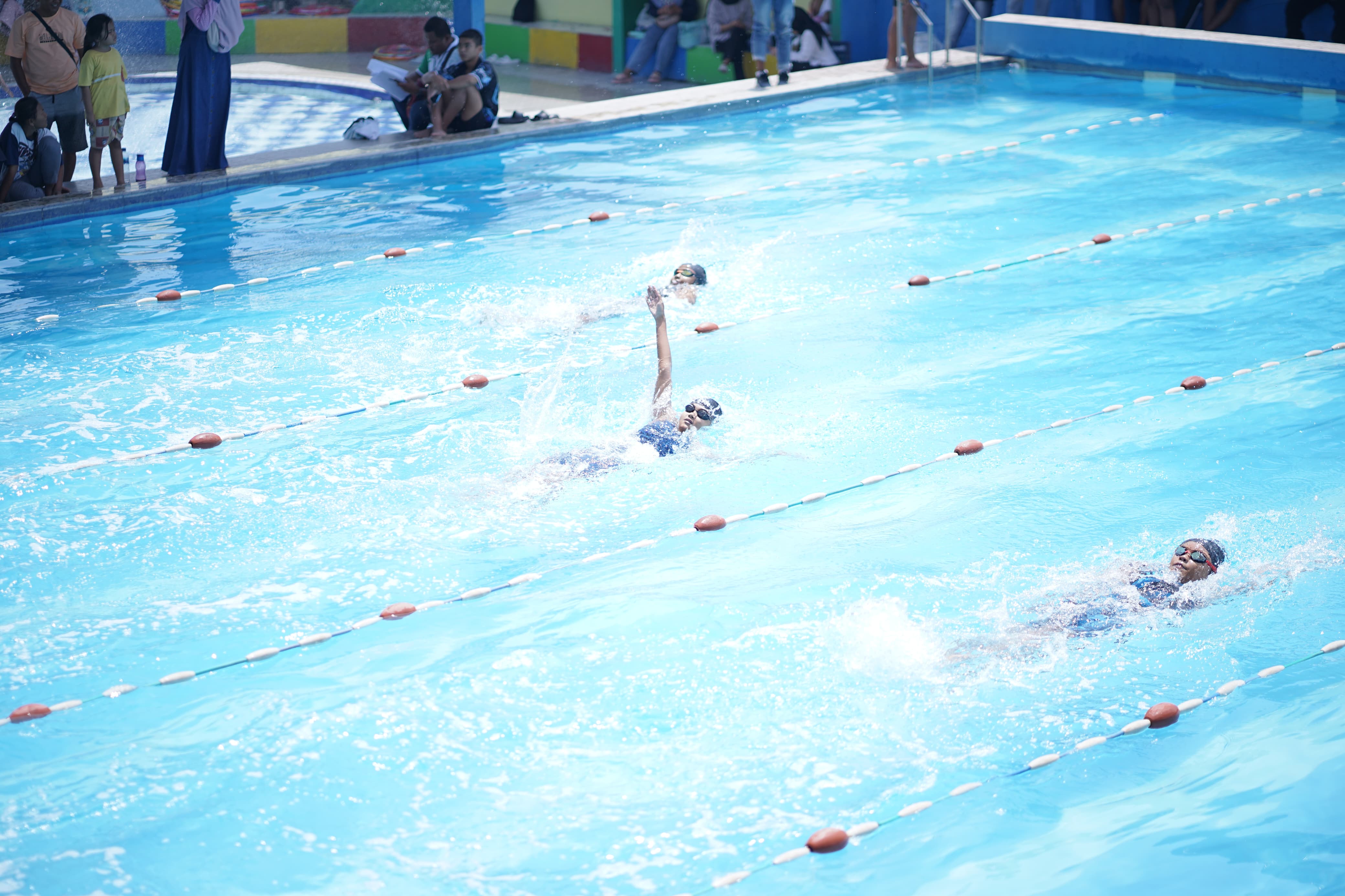 SIAP TANDING : Atet renang saat berlatih di Bojonegoro Water Sport.