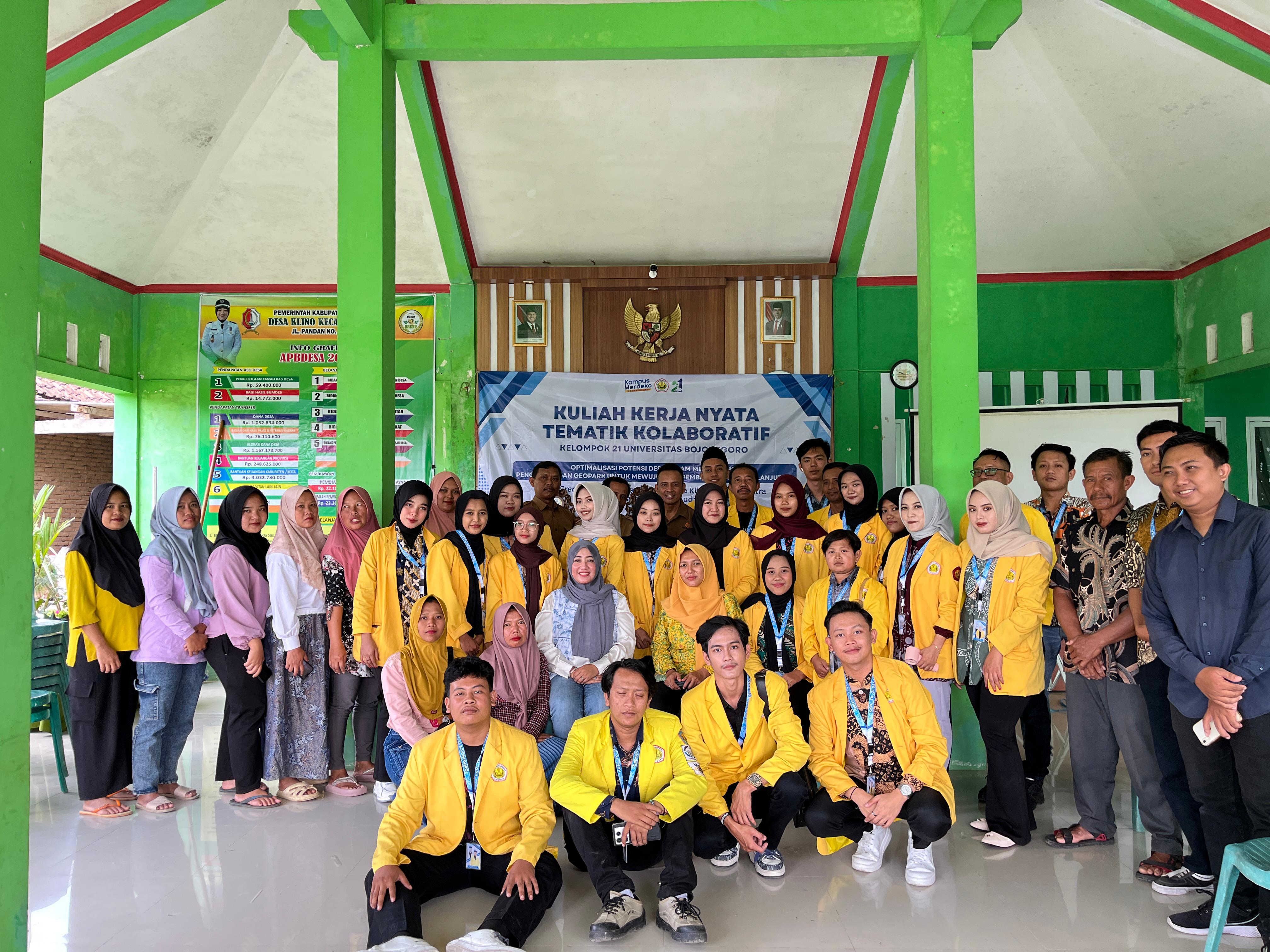 Para peserta KKNTK Kelompok 21 Unigoro saat foto bersama usai pembukaan di Balai Desa Klimo.
