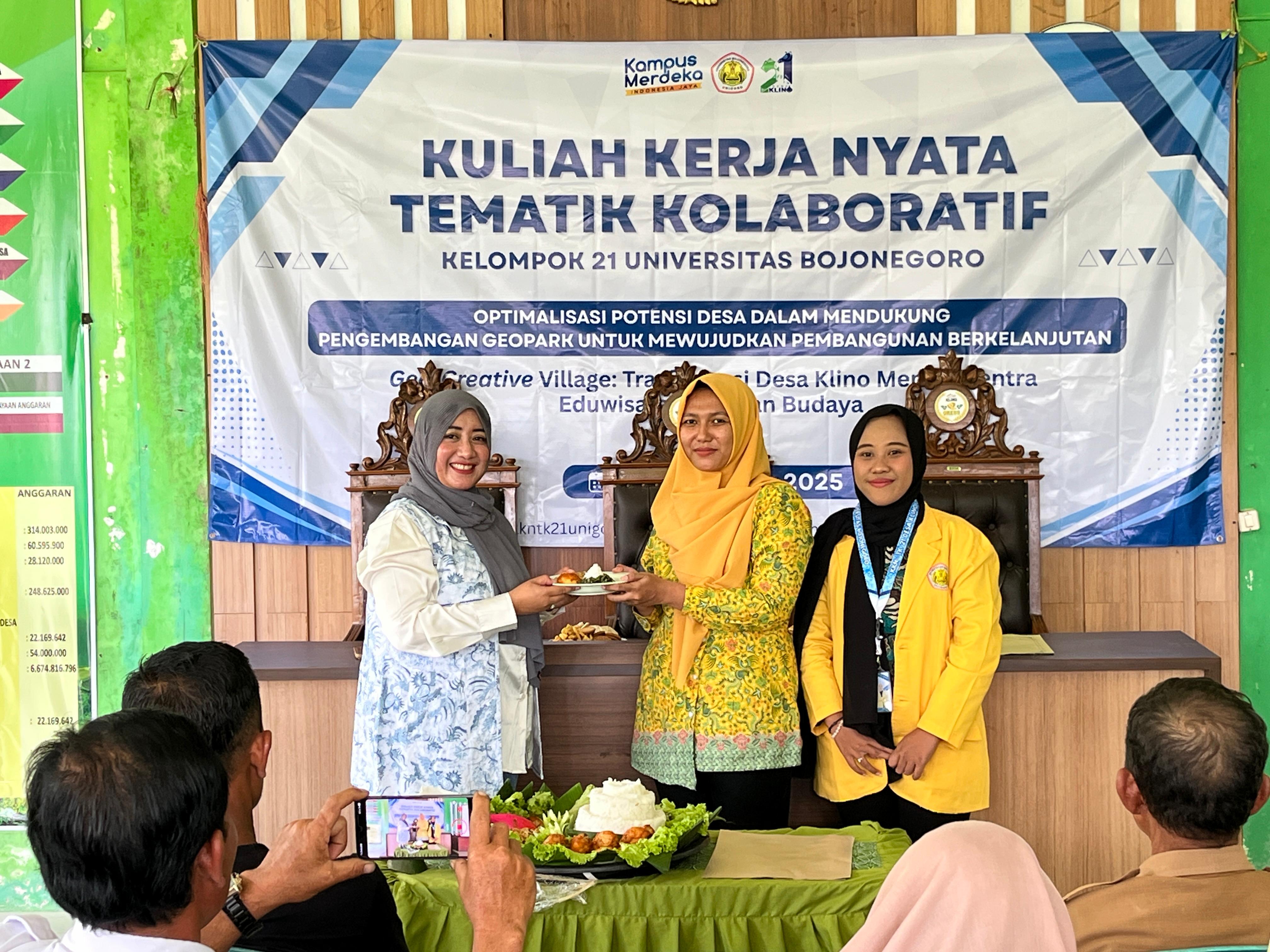 Kepala Desa Klino, Dwi Nurjayanti menyerahkan tumpeng kepada DPL Ardana Putri Farahdiansari dalam pembukaan KKNTK.