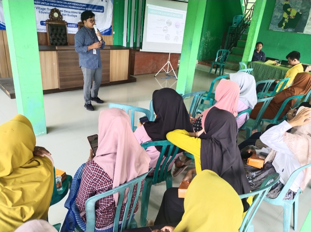 Warga Desa Klino, Kecamatan Sekar, Bojonegoro saat mendapatkan pelatihan digital marketing.