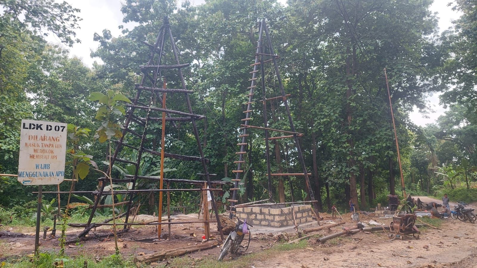 SUMUR TUA: Sumur tua di Lapangan Ledok turut Kecamatan Sambong bakal kembali diproduksi oleh para penambang setempat.