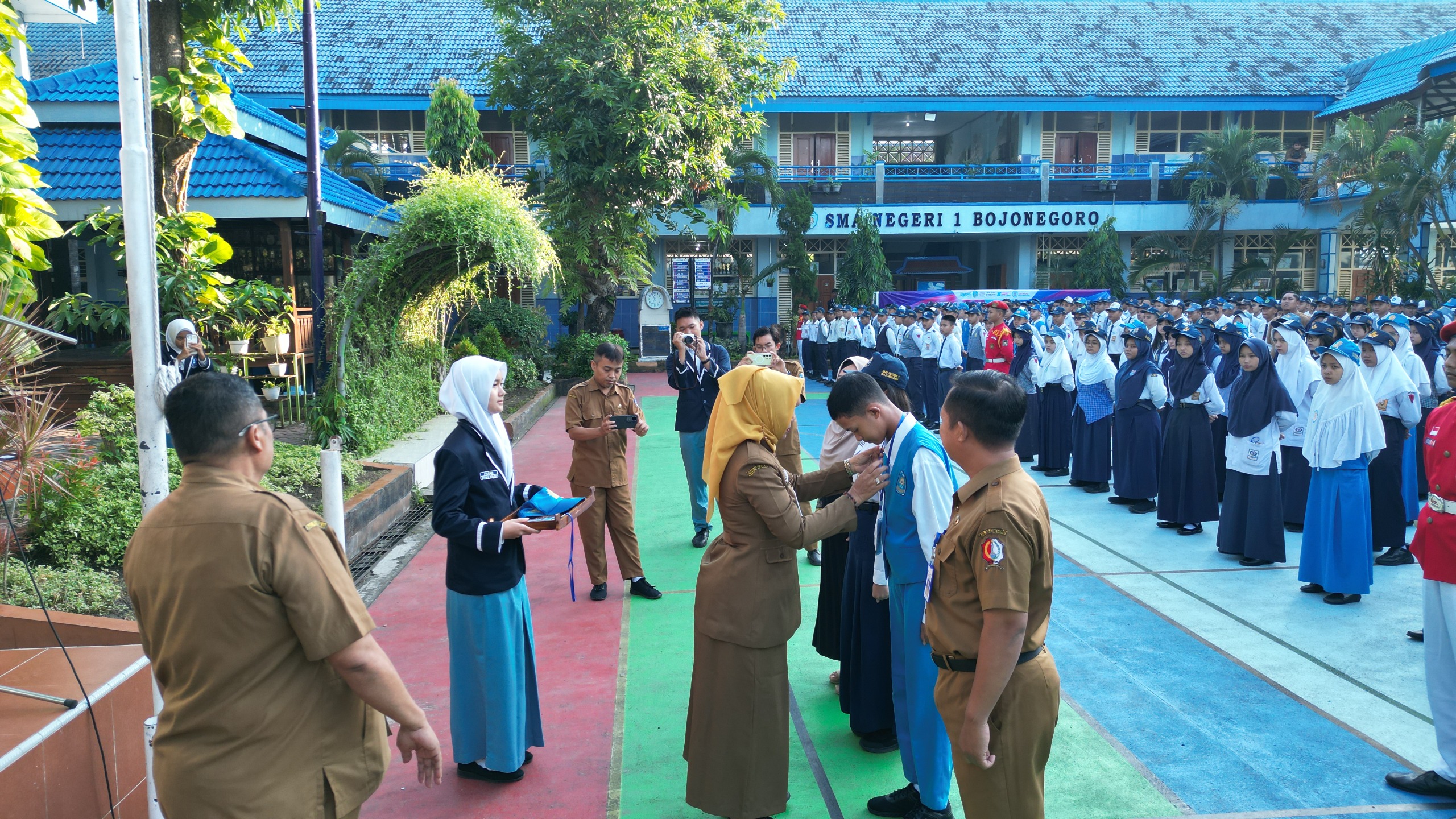 MPLS : Kepala SMAN 1 Bojonegoro Wiwik Widowati menyambut siswa baru.