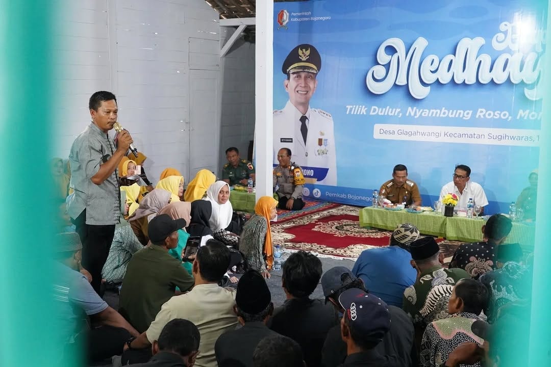 SAMBAT : Seorang petani di Glagahwangi Sugihwaras sambat pada Bupati Wahono.