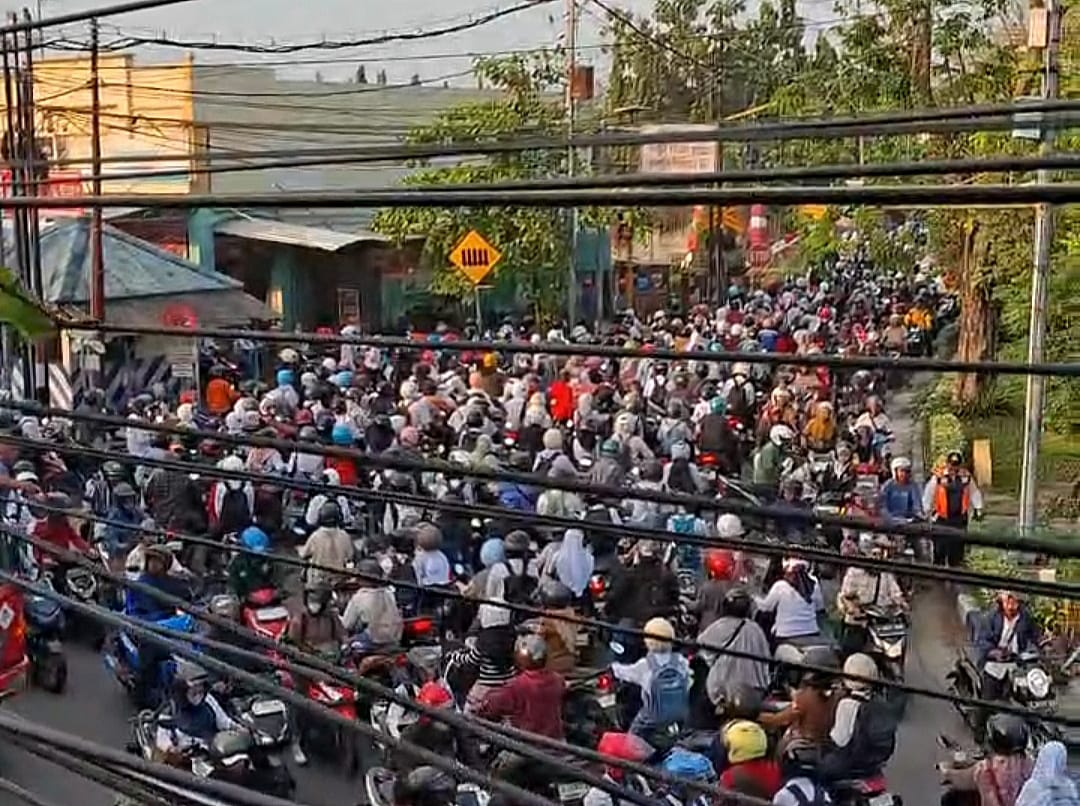 MACET: Jalan Monginsidi saat pagi langganan macet, butuh solusi jangka panjang. (DHANI WAHYU ALFIANSYAH/RADAR BOJONEGORO)