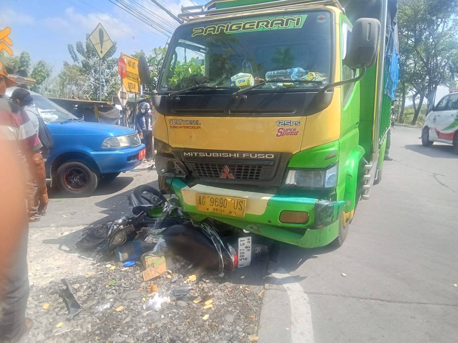 KECELAKAAN: Kecelakaan antara truk nopol AG 9690 US dengan motor nopol K 5807 C di Jalan Raya Bojonegoro Cepu kemarin (15/7). (DHANI WAHYU ALFIANSYAH/RADAR BOJONEGORO)