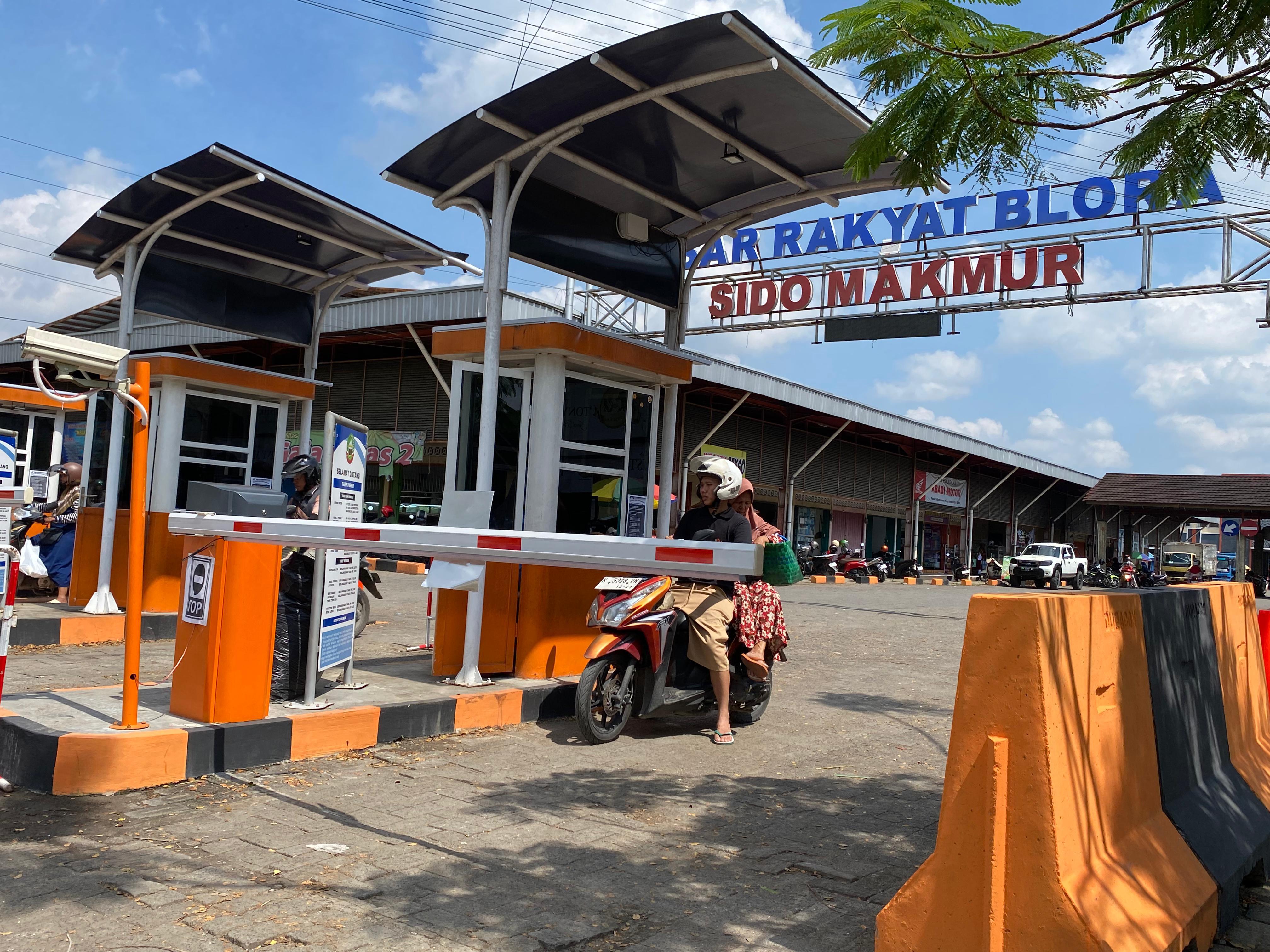E-PARKIR: Penerapan e-parkir di Pasar Sido Makmur sejak Jumat lalu (11/7) masih akan dievaluasi. Adapun pendapatan e-parkir mampu tembus Rp 10 juta per hari.