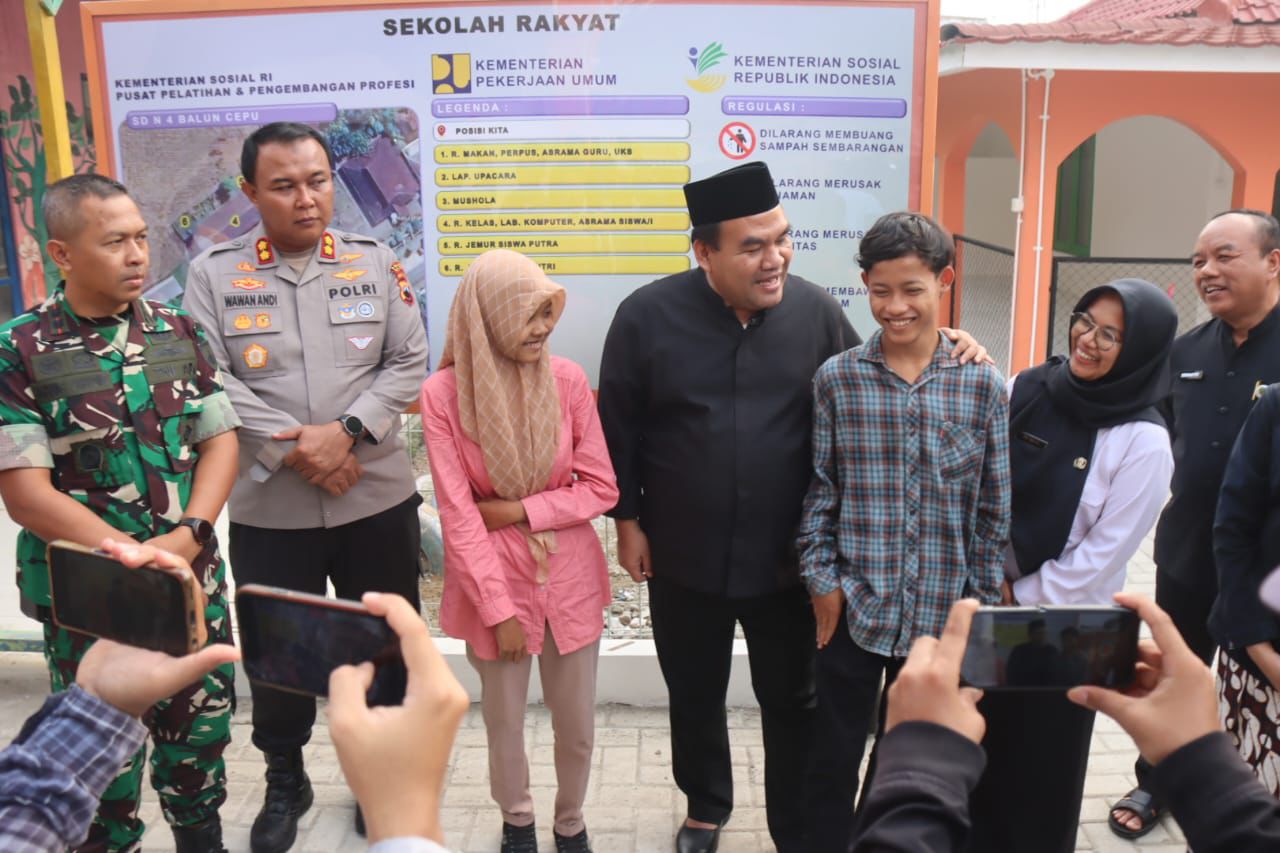 SEKOLAH RAKYAT: Bupati Blora Arief Rohman (kemeja hitam) mengobrol dengan siswa baru Sekolah Rakyat.