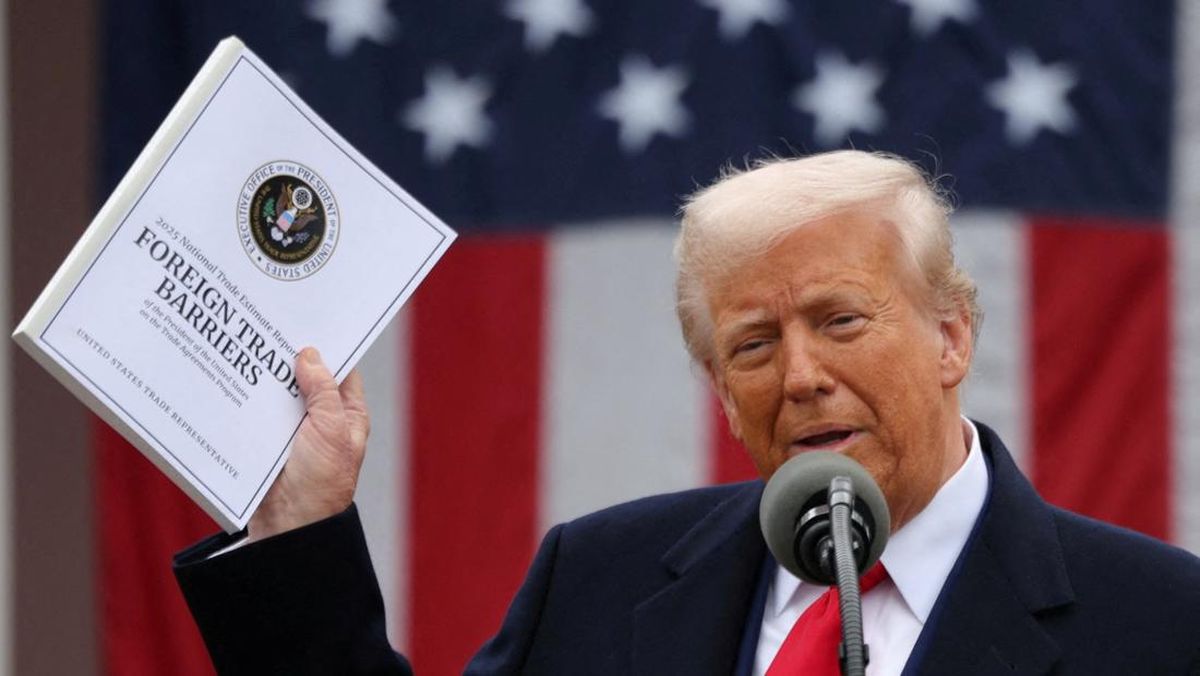 Presiden AS Donald Trump saat pertama kali mengumumkan kebijakan tarif impor.
