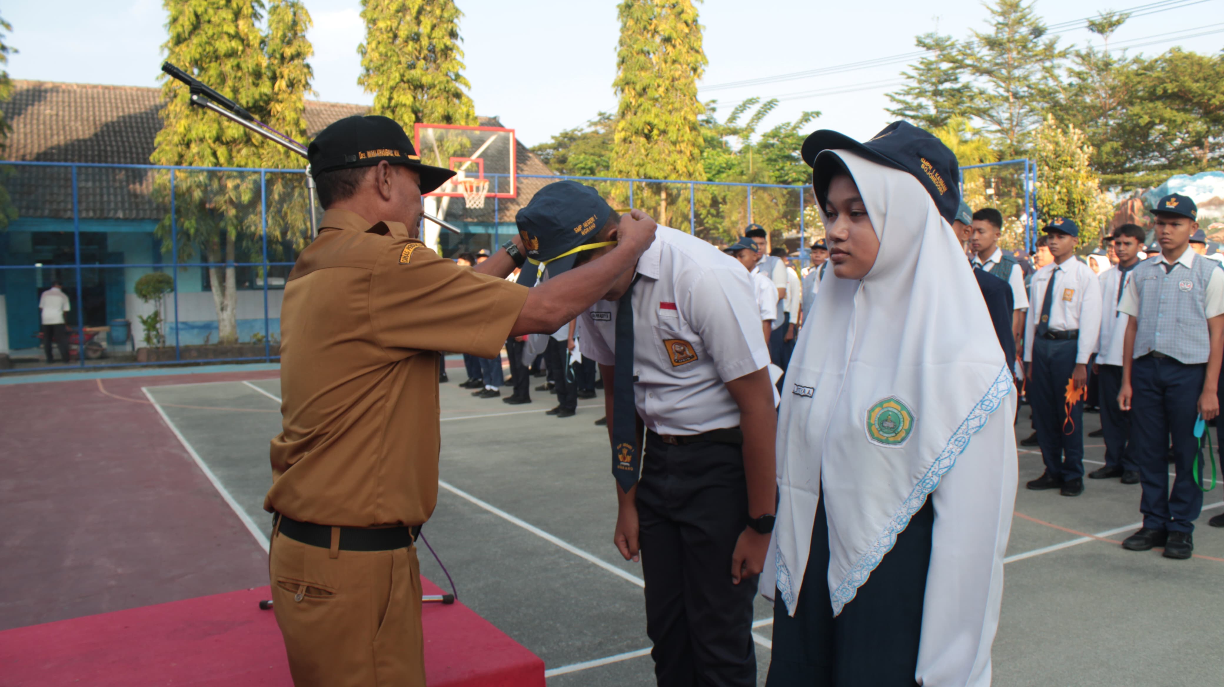 MENYAMBUT : Kepala Sekolah menyambut siswa baru.