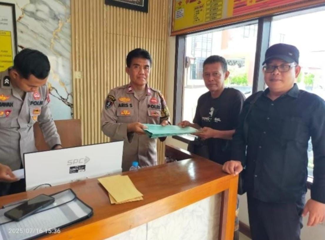MELAPOR : Dua warga Blora melaporkan Dindakop UM Blora ke polisi.