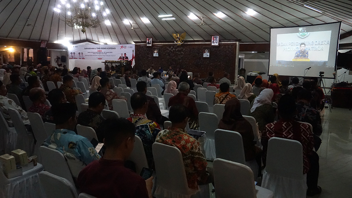 Wakil Gubernur Jawa Timur Emil Elestianto Dardak menyambut peserta sarasehan dan temu bisnis melalui sambungan Zoom. (YUAN EDO/RADAR BOJONEGORO)