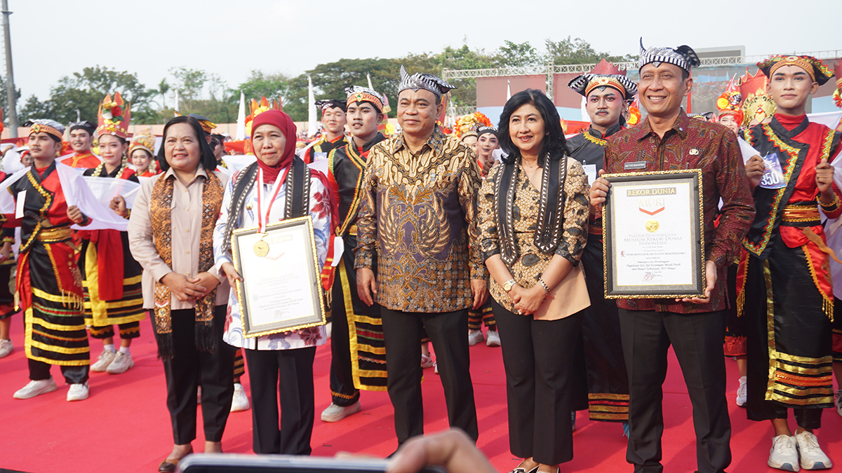 Menteri Koperasi Budi Arie Setiadi (tengah) saat menemani Bupati Bojonegoro, Setyo Wahono (paling kanan) dan Gubernur Jawa Timur Khofifah Indar Parawansa (dua dari kiri) menerima sertifikat rekor MURI