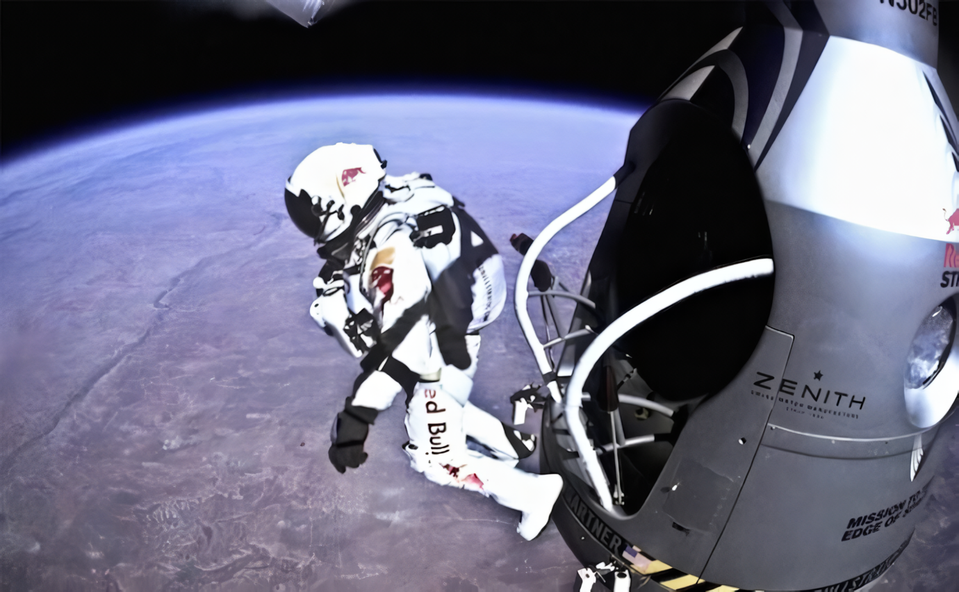 Felix Baumgartner saat memulai aksi terjun payung pada 2012 lalu. (Dok. Red Bull)