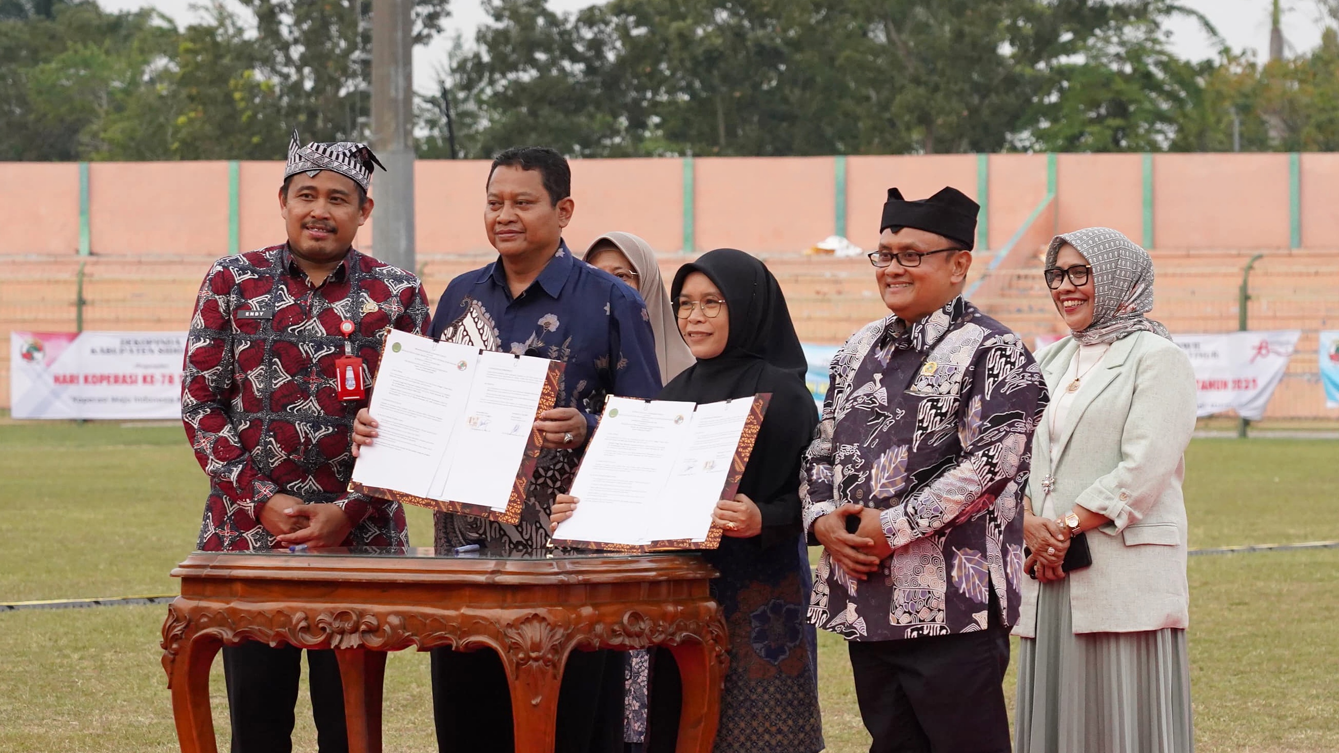 KERJA SAMA: Koperasi Kareb dan Stiekia Bojonegoro mencanangkan program "Bekerja Sambil Kuliah" di SLS kemarin (17/7).