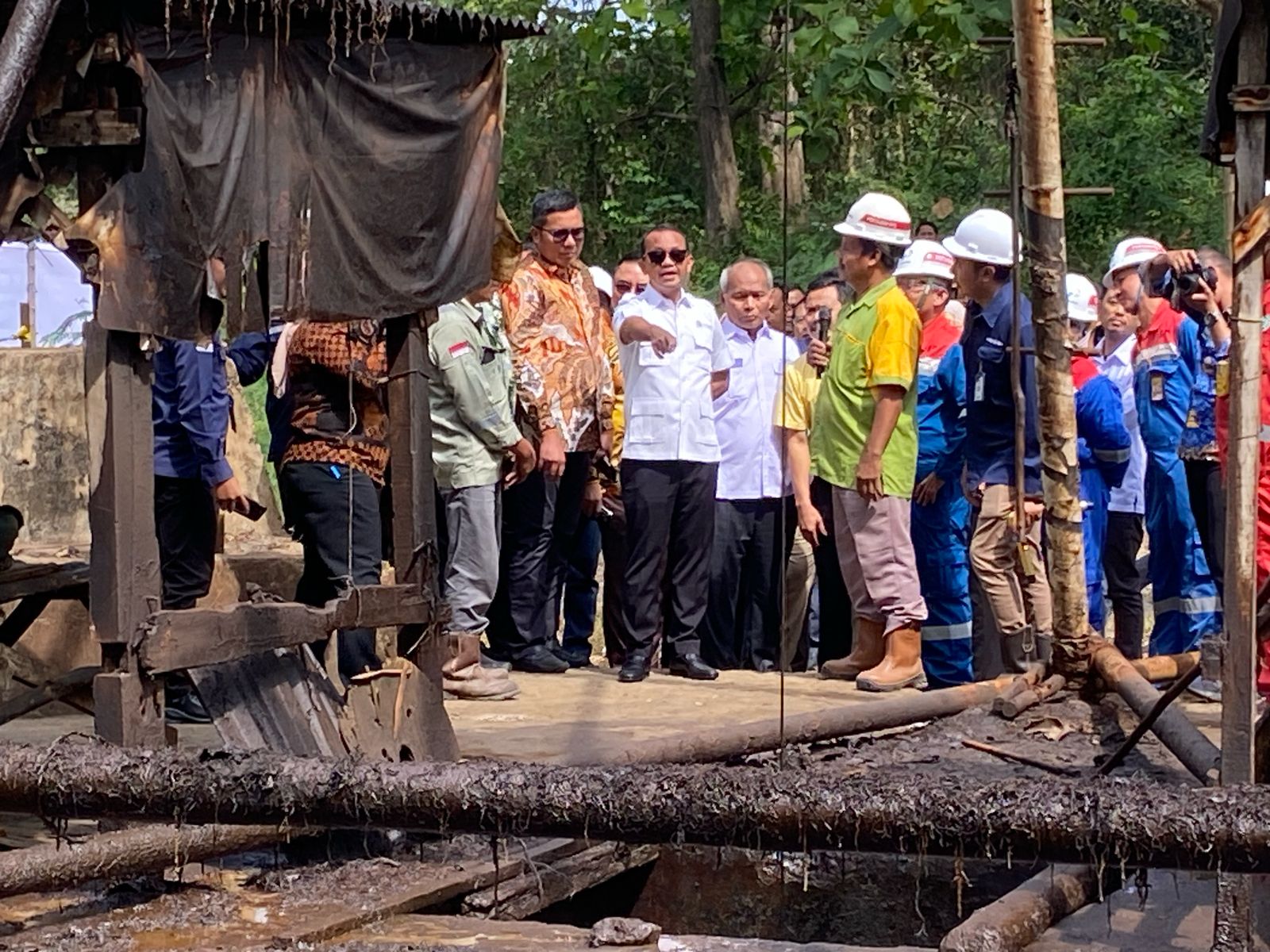 KUNJUNGAN: Menteri ESDM Bahlil Lahadalia mengecek sumur tua di Lapangan Ledok, Kecamatan Sambong, Blora.