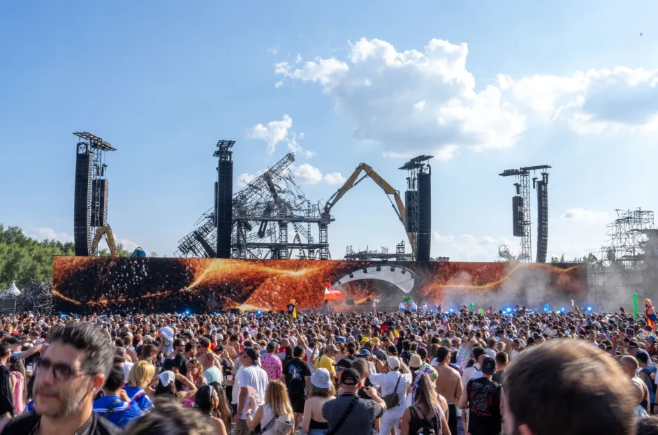 Panggung baru Tomorrowland berupa layar LED raksasa dipasang tepat di depan panggung lama, yang hangus dalam kebakaran. (Dok. AFP)