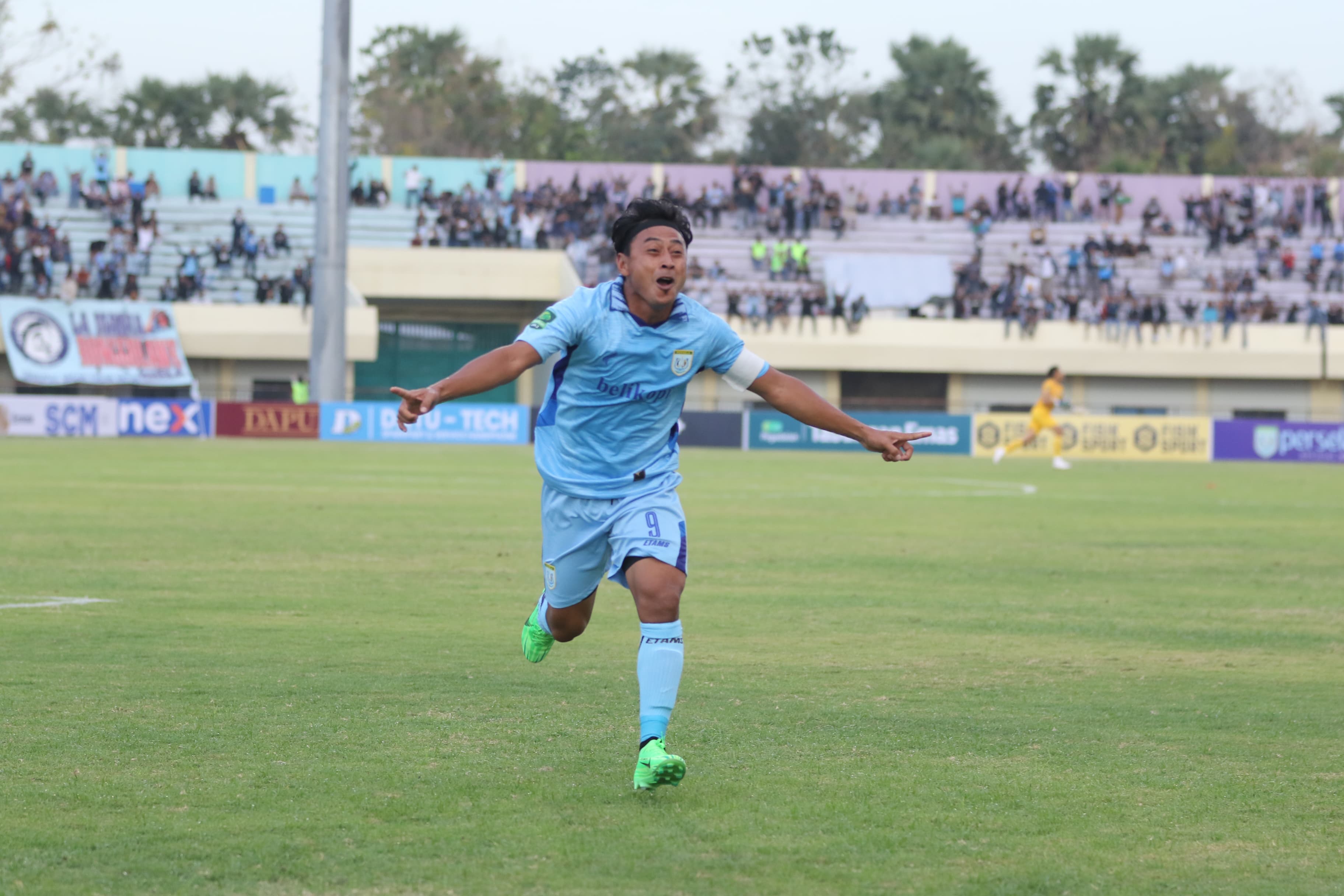 Setelah membela Persela Lamongan musim lalu, Samsul Arif kini resmi kembali ke tanah Bojonegoro dan berbaju Persibo. (ANJAR DWI PRADIPTA/RADAR LAMONGAN)