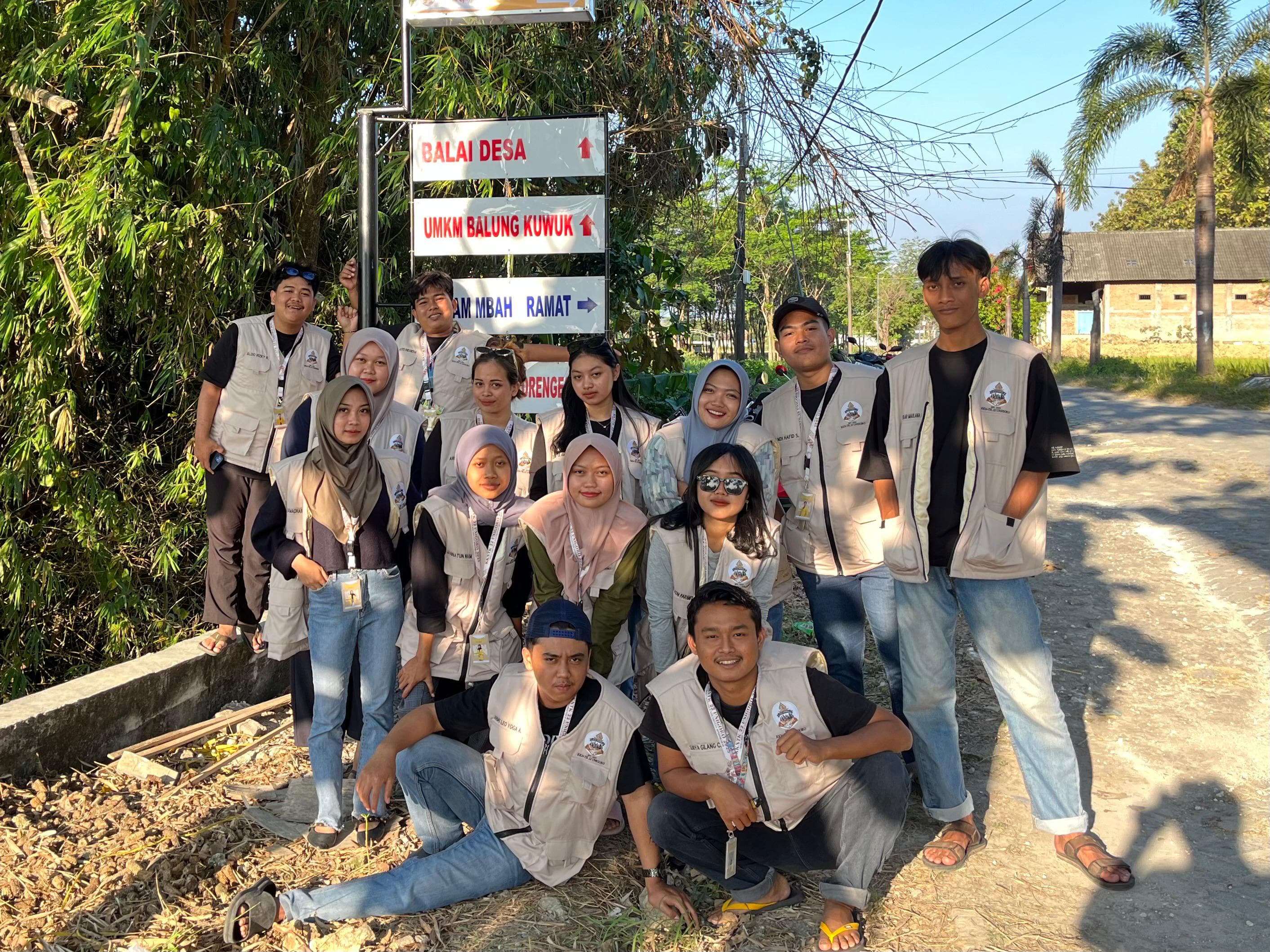 Para mahasiswa kelompok 22 KKN-TK Unigoro saat menjalankan program kerja di Desa Drenges, Kecamatan Sugihwaras, Bojonegoro.