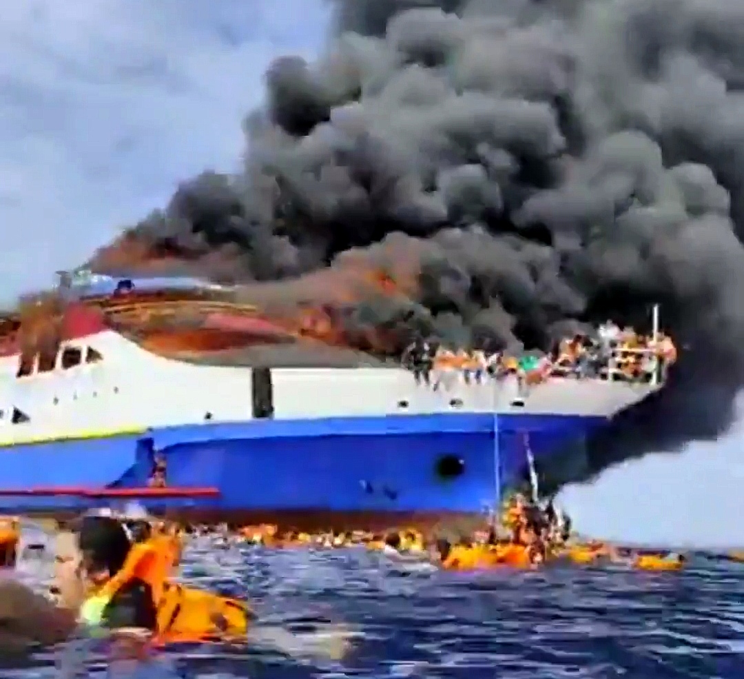 Kapal KM Barcelona 5 kebakaran di perairan Pulau Talise, Manado Utara, Sulawesi Utara, Minggu (20/7).
