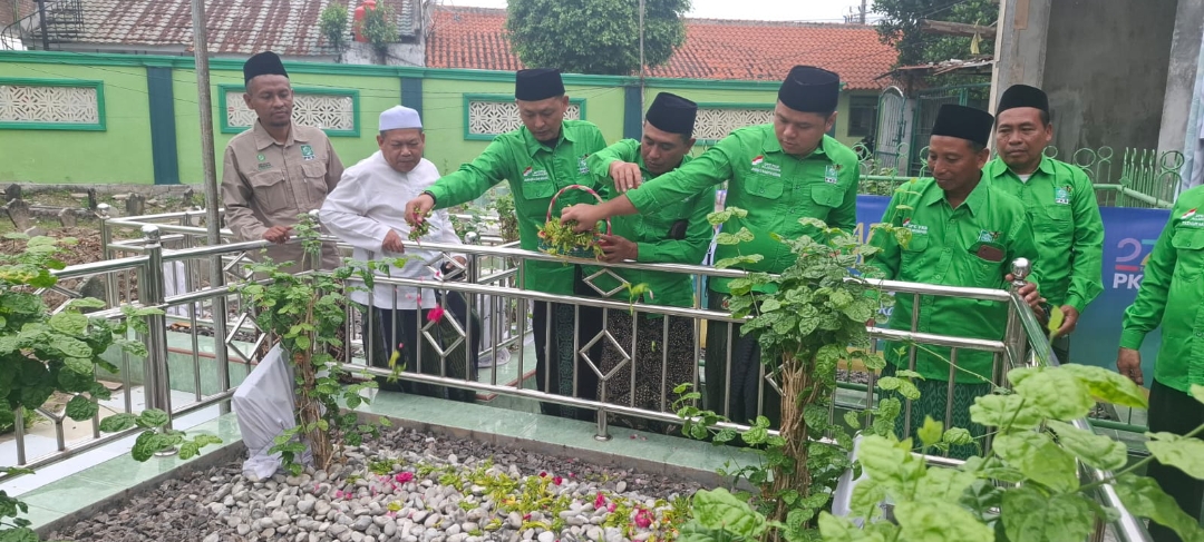 TABUR BUNGA: Ketua DPC PKB Bojonegoro Fauzan Fuadi bersama pengurusnya ziarah Pendiri Ponpes Attanwir