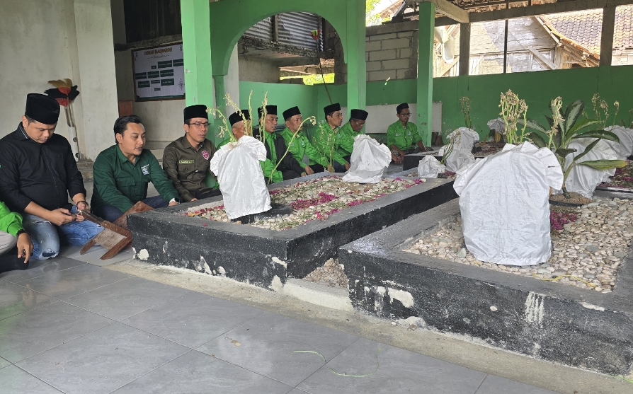 MENGENANG PERJUANGAN: DPC PKB Bojonegoro ziarah di pendiri pesantren yang telah berjuang melawan kebodohan.