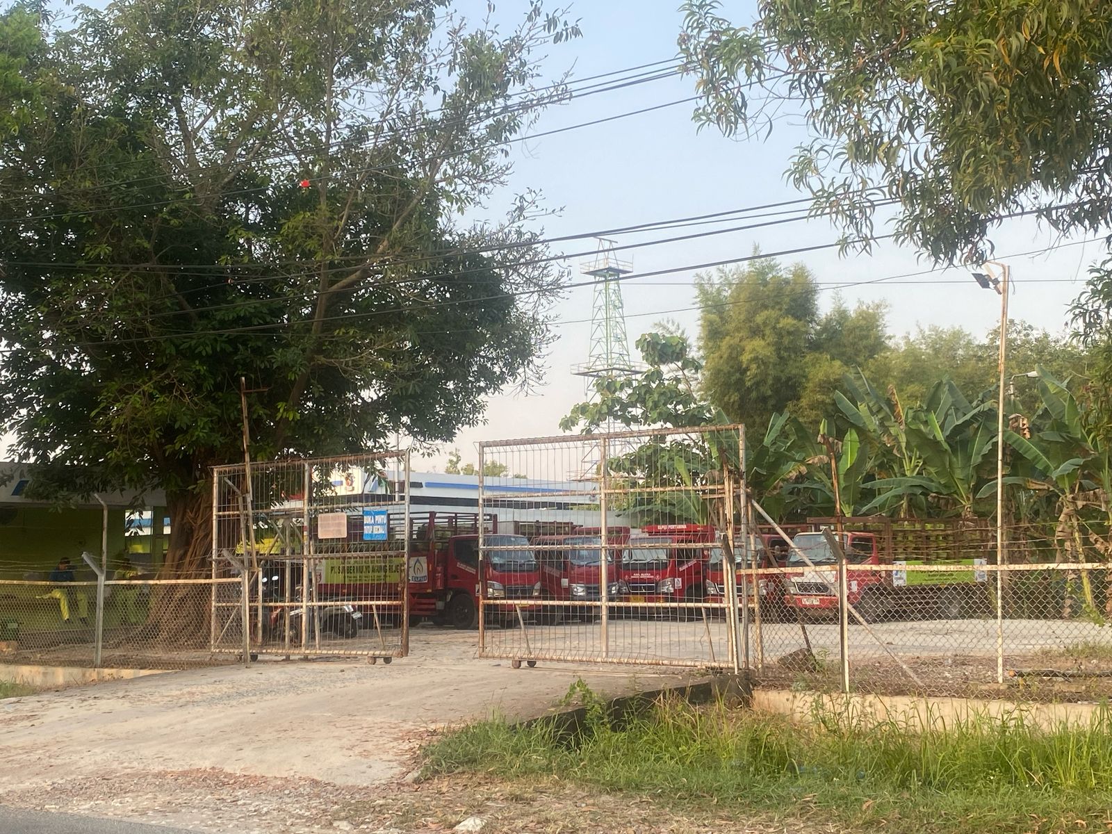 ELPIJI: Mobil pengangkut elpiji terparkir di salah satu agen penyalur elpiji di Area perkantoran Pertamina Cepu.