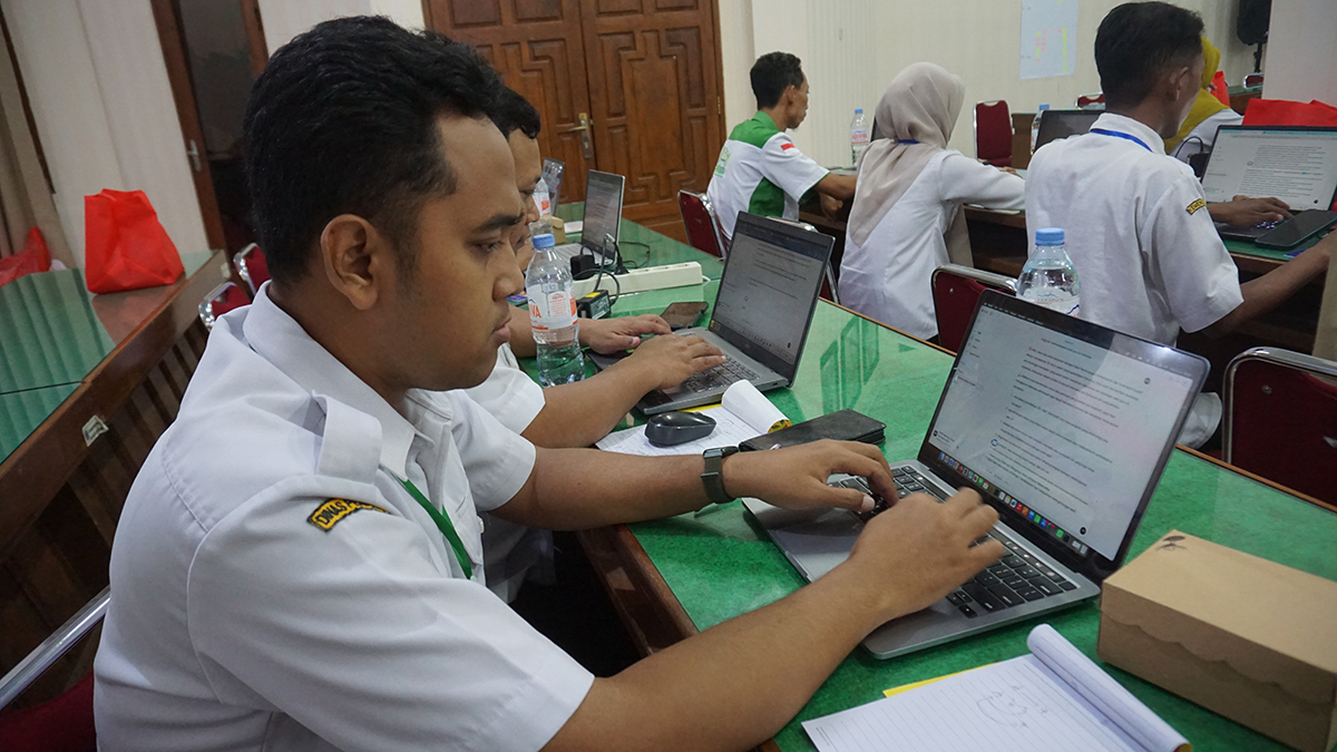 Seorang guru peserta Pelatihan AI Jawa Pos Radar Bojonegoro menganalisis hasil praktek penggunaan AI olehnya. (YUAN EDO/RADAR BOJONEGORO)