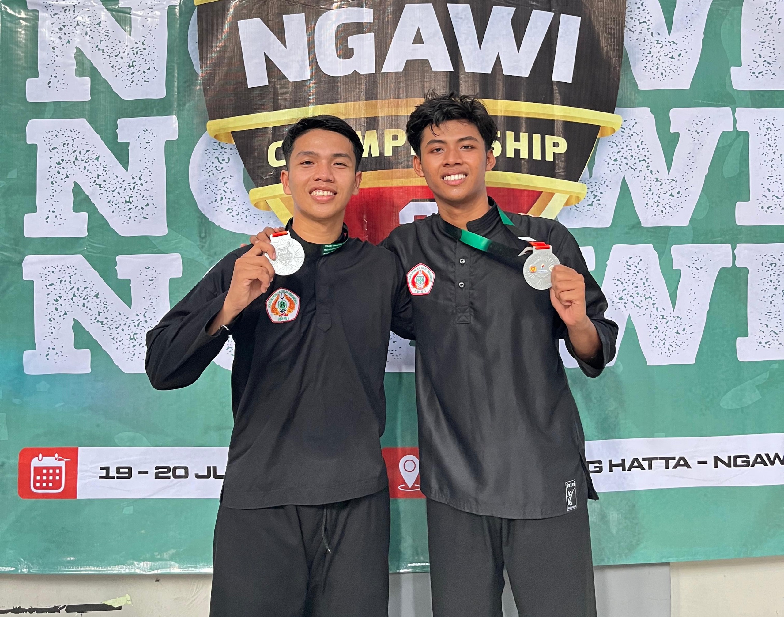 Dua pesilat Unigoro, Muhammad Riezal Ghoni dan Miftakhul Rhozaq setelah menyabet medali di Kejurnas Pencak Silat Ngawi Open Championship III 2025.
