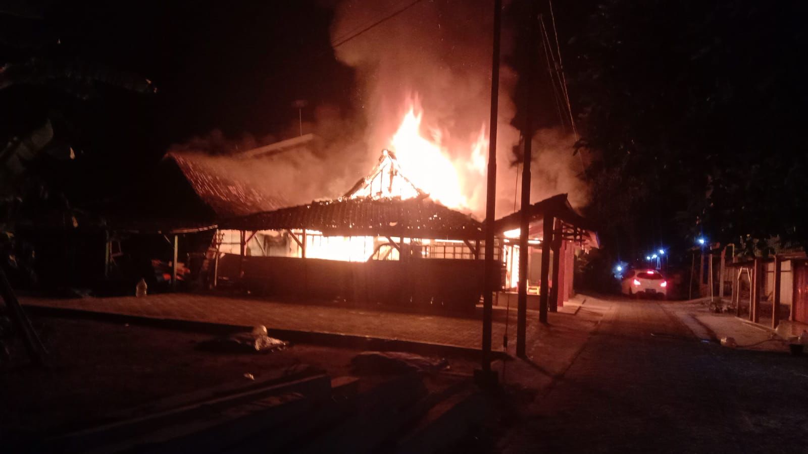 SI JAGO MERAH: Rumah milik Sumijan, 65, di Desa Brumbung, Kecamatan Jepon ludes terbakar dilalap si jago merah akibat korsleting listrik pada dini hari kemarin (22/7) (ISTIMEWA/RADAR BOJONEGORO)
